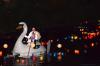 Wenn die Fränkische Saale am Auftaktabend des Rakoczy-Fests zum Fluss der Lichter wird, entfaltet sich für die Besucher eine ganz besondere Atmosphäre. Wenn ausgewählte Figuren aus den Reihen von Bad Kissingens Historischen Persönlichkeiten auf Booten über den Fluss gleiten und König Ludwig II. standesgemäß im Schwanenboot fährt, geht für viele das Bad Kissinger Stadtfest erst richtig los. Seinen Reiz entwickelte das Ereignis „Die Saale brennt“ dieses Jahr wieder näher an der Tradition. Auf die Lasershow der vergangenen Jahre verzichteten die Organisatoren diesmal. (pr)