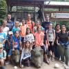 Kinder und Betreuer vor der Burg Schweinstein im Wildpark Schweinfurt.