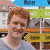 Dominik Pesamoska vom Bezirk Unterfranken ist am Montag auf dem Marktplatz in Bad Neustadt, um die Rhönn-Grabfelder zu fragen: "Was braucht ein Ort, damit du dich zu Hause fühlst?"