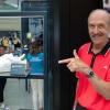 Der frühere Tennis-Star Stan Smith steht beim Sportartikelhersteller Adidas neben seinem gleichnamigen Schuh. Der frühere Tennis-Star Stan Smith steht beim Sportartikelhersteller Adidas neben seinem gleichnamigen Schuh.