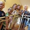 Alle gemeinsam lernen mit der Ausbildungskoordinatorin Silke Johanni die ersten theoretischen Grundlagen zum Musizieren. Bereits seit vier Wochen proben 13 Mädchen und Jungen auf ihren neuen Instrumenten beim Fanfaren- und Spielmannszug Hofheim.