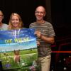 Der Film "Die Wiese" bildet den Auftakt zur neuen Themenreihe der Vhs Ochsenfurt zusammen mit Casablanca-Kino und Stadtbücherei. Im Bild Vhs-Leiterin Jasmin Kleinschroth zusammen mit den Kino-Betreibern Hannes Tietze (l.) und Gerd Dobner.