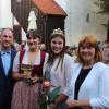 Der Vorsitzende des Hüttenheimer Weinbauvereins Dominik Haßold, die Hüttenheimer Weinprinzessin Theresa Bruder, die Fränkische Weinkönigin Carolin Meyer und Willanzheims Bürgermeisterin Ingrid Reifenscheid-Eckert beim Auftakt des Hüttenheimer Kirchenburgweinfestes am Freitag.