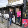 Freuen sich über die komplette Neugestaltung der Busse der Kulturlinie mit vielen Sehenswürdigkeiten und die gute Resonanz: Joachim Spatz, Ideengeber der Kulturlinie, und Kornelia Maria Hock, Marketingleiterin Mobilitätsdienstleistungen der WVV.