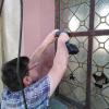 Wolfgang Schelbert beim Gewindeschneiden in den Rahmen der Fenster der Alten Schutzengelkirche