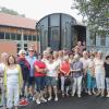 Der SPD-Ortsverein Sand hat im Rahmen seines 100-jährigen Bestehens interessierte Bürger zum Museumsfest in das Freilandmuseum Fladungen in der Rhön eingeladen. Darauf weist SPD-Ortsvorsitzender Paul Hümmer in einer Pressemitteilung hin. Die Teilnehmer seien begeistert gewesen vom bunten Programm auf dem Gelände des Freilandmuseums. Trotz des guten Besuches auf der Festmeile des Museumgeländes war ein angenehmer Aufenthalt möglich, so der Organisator des Ausflugs in seiner Mitteilung. Den Franken in die Seele und aufs Maul schauen – das ist die Spezialität von Mundart-Kabarettist Fredi Breunig. Der „Vollbluthumorist“, der schon einmal bei einer Veranstaltung der SPD Haßberge im Sander Gogersaal zu Gast gewesen sei, habe die Gäste aus dem Maintal auch diesmal überzeugt. Er entdecke an seinen Landsleuten immer wieder Facetten, die er liebevoll aufs Korn nehme. Auf dem Rundgang über das Gelände entdeckten die Besucher in beinahe jedem der über zwanzig Bauernhäuser und Gemeindebauten traditionelles Handwerk und früheres ländliches Leben. Sands Bürgermeister Bernhard Ruß, der auch Mitglied des Verwaltungsrats des Zweckverbandes Freilandmuseum Fladungen ist, stellte laut der Mitteilung heraus, dass der Landkreis Haßberge mit drei Bauwerken auf dem Gelände vertreten sei. Gleich am Eingang geht es über die alte Brücke aus Prölsdorf ins Freigelände, in der Geländemitte steht das stattliche Truchseß-Haus aus Oberhohenried. Und einen Einblick in die elenden Wohnverhältnisse, die während des Zweiten Weltkriegs und zu Beginn der Fünfzigerjahre mit den großen Flüchtlingsströmen vorherrschten, bekommen Besucher im dritten Gebäude aus dem Landkreis Haßberge, der Hofstelle aus Rügheim. Dort sei derzeit auch eine Ausstellung zu sehen mit dem Titel „Armut, Hunger, Bomben und Vertreibung“. (em)