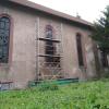 Die Alte Schutzengelkirche mit ihren 4,55 Metern hohen bleiverglasten Fenstern mit Baugerüst