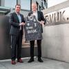 Stefan Kühn, Mitglied der Geschäftsleitung der BVUK. Gruppe, links) und s.Oliver-Würzburg-Geschäftsführer Steffen Liebler mit dem Trikot für die Spielzeit 2019/2020.