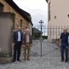 Freuen sich vor dem Kirchentor über eine gelungene Restaurierung: (von links) Vikar Kai Söder, Kirchenpfleger Lothar Riedel, Restaurator Walter Lösch und Bürgermeister Wolfgang Anger.