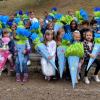 Zum Foto versammelt haben sich die 24 Erstklässler mit ihrer Lehrerin Simone Sommer im Pausenhof der Naturpark-Spessart-Grundschule Partenstein.
