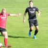 Turner-Torjäger Dominik Popp (links) zieht ab, Unterpleichfelds Julian Horn kann den Schweinfurter nicht am Torschuss hindern. Der Ball findet aber nicht den Weg ins Tor.