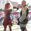 Das Mittelalter ließ grüßen: Marsia und Torsten Schnatz lieferten sich beim Marktfest einen unterhaltsamen Schwertkampf auf der Bühne. 
