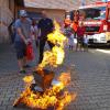 Feuer und Flamme: Beim Marktfest konnten die Besucher unter Anleitung der Fachleute (auf dem Bild Kreisbrandmeister Markus Dürr) selbst zum Feuerlöscher greifen. Feuer und Flamme: Beim Marktfest konnten die Besucher unter Anleitung der Fachleute (auf dem Bild Kreisbrandmeister Markus Dürr) selbst zum Feuerlöscher greifen.