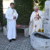 Pfarrer Hans Beetz segnete den neuen Brunnen im Rahmen eines Festgottesdienst. Ihm zur Seite standen dabei Diakon Thomas Volkmuth und Kirchenpfleger Manfred Lehnert.