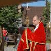 Domkapitular Jürgen Vorndran kam die Ehre zuteil, das Allerheiligste bei der Prozession zur Kreuzerhöhung um die Klosterkirche am Kreuzberg zu tragen. Domkapitular Jürgen Vorndran kam die Ehre zuteil, das Allerheiligste bei der Prozession zur Kreuzerhöhung um die Klosterkirche am Kreuzberg zu tragen.