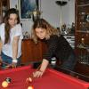 Dina Belenkaya (links) und Olga Babij entspannen beim Billard bei der Familie Müller. Dina Belenkaya (links) und Olga Babij entspannen beim Billard bei der Familie Müller.