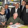 Roland Martin trägt sich ins Goldene Buch der Stadt Gerolzhofen ein. Mit im Bild (von links) Dingolshausens Altbürgermeister Erwin Loos, Martins Tochter Dale Jones, Dingolshausens Bürgermeister Lothar Zachmann, Main-Post-Redakteur Norbert Vollmann, Gerolzhofens 2. Bürgermeister Erich Servatius und Bürgermeister Thorsten Wozniak.