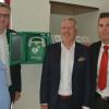 Bürgermeister Klaus Schäfer (von links), BRK-Geschäftsführer Thomas Schlott, Sparkassendirektor Peter Schmitt und Filialleiter Dominik Rüb freuen sich, dass ein öffentlich zugänglicher Defibrillator für ein Stück mehr Sicherheit in Gössenheim sorgt.
