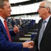 Der Chef der Brexit-Partei, Nigel Farage (links), begrüßt EU-Kommissionspräsident Jean-Claude Juncker im Europaparlament in Straßburg.