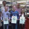 Bei der Preisübergabe des Sommerferien-Leseclubs: (hinten von links) Jaromir Konecny, Martin Weiglein, Thomas Mühling, Margret Link sowie (vorne von links) Linus Bönisch (20 gelesene Bücher), Merlin Müller (17) und Emma Bönisch (19).