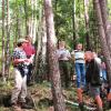 Waldbesitzer aus Schönau und der Umgebung nahmen an der Waldbegehung im Schönauer Privatwald teil, wobei die Forstsachverständigen Paul Gerlach (Dritter von links) und Bernd Günzelmann (Fünfter von links) ausführlich über die Wertermittlung der Waldgrundstücke informierten.