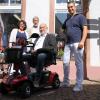 Das Sanitätshaus Bader hat ein Elektromobil verlost, v.l. Maria Bader, Hans Bader, Gewinner Arnold Kusterer und Juniorchef Johannes Bader.