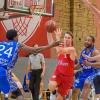 Geht es nach dem alten Theater-Aberglauben, dass eine schlechte Generalprobe ein gutes Omen ist für die Premiere, dann haben die Basketballer von Bundesligist s.Oliver Würzburg am Mittwochnachmittag alles richtig gemacht. Im letzten (nicht öffentlichen) Testspiel vor dem Saisonstart am nächsten Donnerstag (26. September) in Oldenburg unterlagen die Schützlinge von Baskets-Trainer Denis Wucherer dem Liga-Konkurrenten Frankfurt Skyliners im Trainingszentrum mit 74:80 (39:38). Erfolgreichste Werfer der Würzburger waren Jordan Hulls (14 Punkte, im Bild), Lukas Fischer (12), Noah Allen (11) und Skyler Bowlin (10), bei den Gästen zielten Matthew McQuaid (20) und Anthony Hickey am genauesten. Im zweiten Viertel lagen die Baskets, die weiterhin auf die verletzten Nils Haßfurther, Florian Koch und William Sheehey verzichten mussten, mal mit 17 Zählern in Rückstand, ehe sie einen 17:0-Lauf folgen ließen. „Die ersten fünf, sechs Minuten waren ein kleiner Weckruf“, meinte Wucherer: „Mit so einer Intensität sollten wir in Oldenburg nicht spielen, wenn wir uns dort etwas ausrechnen wollen“, sagte Wucherer, der die Partie  als „guten Test“ ansah.