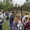 Dass nicht einmal eine Maus durch den DDR-Zaun kriechen kann, zeigte sich beim Wandertag der 10. Klassen des Rhön-Gymnasiums Bad Neustadt an die einstige innerdeutsche Grenze bei Schlechtsart. Die Schüler ließen sich den Metallgitterzaun genau erläutern.