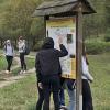 Informationstafeln findet man heute am einstigen Kolonnenweg. Hier konnten die Jugendlichen des Rhön-Gymnasiums anhand der Zeichnungen nachvollziehen, wie der Grenzabschnitt gesichert war. Informationstafeln findet man heute am einstigen Kolonnenweg. Hier konnten die Jugendlichen des Rhön-Gymnasiums anhand der Zeichnungen nachvollziehen, wie der Grenzabschnitt gesichert war.