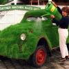 Umweltfreundlich ist dieses Auto ganz gewiss: Die Gärtnerin Berta Jehlen aus Karlsfeld gießt ihren Citroen 2CV, damit er sein frisches Grün behält. Dieses Gras-Auto entstand für einen Gärtnerjahrestag. Der Koalitionsausschuss beriet am Donnerstag über das Klimapaket.