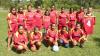 Die erst frisch gegründete Frauenmannschaft im Dorf Nueva Mercedes in Guatemala freut sich über einen Satz Fußballtrikots der Frauen des FC Gollhofen, den Eva-Maria Trabert (rechts) organisiert hat. 