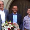 Platzwechsel im Stadtrat in Mellrichstadt: Bürgermeister Eberhard Streit verabschiedete Oliver Thiele (Mitte) aus den Reihen der Bürgervertreter. Für ihn rückt Horst Ullmann (rechts) nach, der am Donnerstag vereidigt wurde.