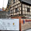 Die Bauarbeiten am Saaler Rathaus haben begonnen, eine Flaschenpost erinnert an eine frühere Renovierung.
