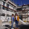 Bürgermeisterin Bettina Bärmann und Dr. Eva Nied vor Rohbau der neuen Arztpraxis