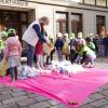 Ein "Es gibt was zu tun-Berg" vor dem Rathaus: Die Kindergarten-Kinder präsentierten bei der FFF-Demo ihren Plastikmüll und wollen ihn nun deutlich verringern.