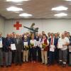 Das Foto zeigt Geehrte mit Verantwortlichen im Saal des BRK in Schweinfurt.