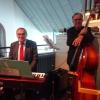 Gerald Bach, der Gründer des Chores, unterstützte den Chor bei seinem Jubiläumsauftritt und spielte bei den betont rhythmischen Liedern den Kontrabass. Am E-Piano Chorleiter Manfred Marold. Gerald Bach, der Gründer des Chores, unterstützte den Chor bei seinem Jubiläumsauftritt und spielte bei den betont rhythmischen Liedern den Kontrabass. Am E-Piano Chorleiter Manfred Marold.