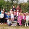 Die Kinder aus dem Schwalbennest waren auf dem Obsthof von Steffi und Rainer Böhm (Mitte) zu Gast.