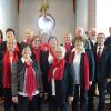 Gut gelaunt aufgrund der im Festgottesdienst gelungenen Darbietungen versammelte sich der Chor nach dem Jubiläumsgottesdienst zu einem Erinnerungsfoto.