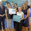 Stolz hält Schülerin Sina Schneider (Mitte) die Auszeichnung zur Partnerschule in Sachen Verbraucherbildung in der Hand. Mit ihr freuen sich in Würzburg seitens der Schulleitung Christine Gehrlinger (Dritte von links), Anke Männer (Vierte von rechts) und Direktor Hartmut Hopperdietzel (Dritter von rechts).