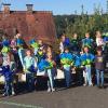 Die 24 Erstklässler mit ihrer Lehrerin Simone Sommer präsentieren im Pausenhof der Naturpark-Spessart-Grundschule Partenstein stolz ihre Schultüten. (kaa)