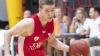„Mit der vollen Kapelle“, wie es Trainer Denis Wucherer umschrieb, ging es am Mittwoch in den hohen Norden auf die vermutlich längste Dienstreise der Saison. An diesem Donnerstagabend (20.30 Uhr) starten die Basketballer von s.Oliver Würzburg beim Zweiten der vergangenen Hauptrunde, EWE Baskets Oldenburg, in ihre fünfte Bundesliga-Spielzeit in Folge. Von Niedersachsen geht es dann direkt in die Hauptstadt, wo am Samstag (18 Uhr) Vizemeister Alba Berlin im Pokal-Achtelfinale wartet. Wucherer kann wieder auf Florian Koch und Nils Haßfurther (im Bild) bauen, die nach ihren Verletzungen seit einer Woche wieder im Training waren. Nicht mehr zum Kader gehört William Sheehey. Die Baskets zogen ihre Ausstiegsoption im Vertrag mit dem 27-Jährigen, der sich nach seiner Leistenoperation vor dem Start in die Vorbereitung erneut verletzt hatte und bereits Anfang der Woche wieder in die USA zurückgekehrt ist. (tbr)