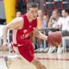 „Mit der vollen Kapelle“, wie es Trainer Denis Wucherer umschrieb, ging es am Mittwoch in den hohen Norden auf die vermutlich längste Dienstreise der Saison. An diesem Donnerstagabend (20.30 Uhr) starten die Basketballer von s.Oliver Würzburg beim Zweiten der vergangenen Hauptrunde, EWE Baskets Oldenburg, in ihre fünfte Bundesliga-Spielzeit in Folge. Von Niedersachsen geht es dann direkt in die Hauptstadt, wo am Samstag (18 Uhr) Vizemeister Alba Berlin im Pokal-Achtelfinale wartet. Wucherer kann wieder auf Florian Koch und Nils Haßfurther (im Bild) bauen, die nach ihren Verletzungen seit einer Woche wieder im Training waren. Nicht mehr zum Kader gehört William Sheehey. Die Baskets zogen ihre Ausstiegsoption im Vertrag mit dem 27-Jährigen, der sich nach seiner Leistenoperation vor dem Start in die Vorbereitung erneut verletzt hatte und bereits Anfang der Woche wieder in die USA zurückgekehrt ist. (tbr)