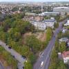Die Parksituation am Leopoldina-Krankenhaus in Schweinfurt ist seit Jahren sehr schwierig. Nun soll es Entlastung geben durch den Neubau eines Parkhauses auf dem Gelände des Autohauses in der Mainberger Straße (am linken unteren Bildrand).