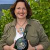 Andrea Wirsching mit dem Gewürztraminer, dem Sieger des Mundus Vini Nordic Wettbewerb. 
