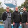 Bademeister Ralf Knüttel (links) und Thomas Herget (rechts) übergaben eine satte Spende in Höhe von 3001 Euro aus dem erstmals durchgeführten Sponsorenschwimmen an Bürgermeister Robert Herold.