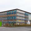 Ärger bereitet bei der Sanierung der Grundschule Ostheim das Wärmedämmverbundsystem, das abgebrochen und neu erstellt werden muss.