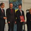 Bei der Preisverleihung im Stuttgarter Neuen Schloss mit (von links): Thomas Paulsen von der Körber-Stiftung, Tutor Ulrich Feuerstein, Preisträger Lukas Stoy und Kultusministerin Susanne Eisenmann