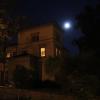 Die Villa Bock bei Vollmond. Links der mehr als 150 Jahre alte Birnbaum, eines der 14 Naturdenkmäler der Stadt, rechts die dunkle, mächtige Eiche. 