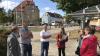 Rundgang durch ein schönes Dorf mit Zukunft. Die Jury des Wettbewerbs „Unser Dorf hat Zukunft“ wurde vom Sälzer Bürgermeister Martin Schmitt (2. von links) und dem 2. Bürgermeister Kurt Mangold (3. von links) geführt. Ein Bild von der Gemeinde machten sich Georg Hansul (links) sowie (von rechts) Barbara Ramann, Anke Hahn und Ursula Schneider.